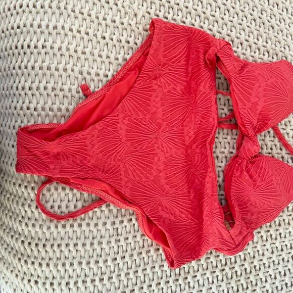 Berlook Red Pink Textured Seashell Cutout One Piece Swim Size M NWT - Picture 2 of 7